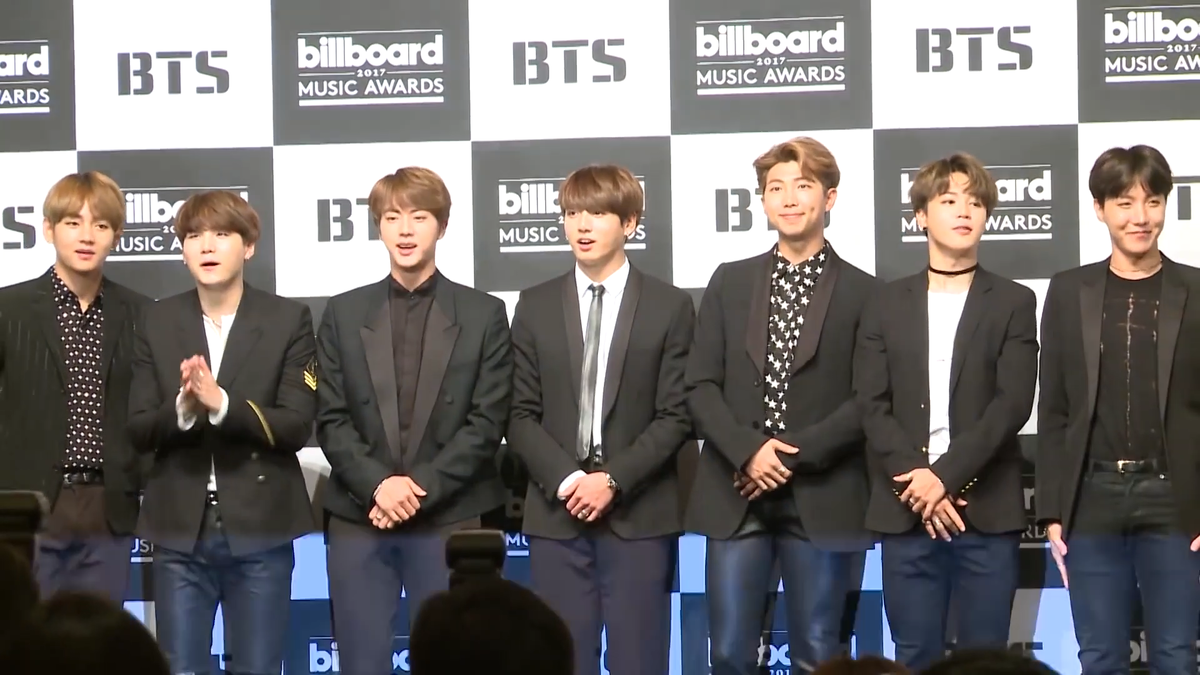 Когда они преодолели страх оказаться на вершине благодаря энергии своих фанатов, естественно, что их новый альбом о любви и благодарности.