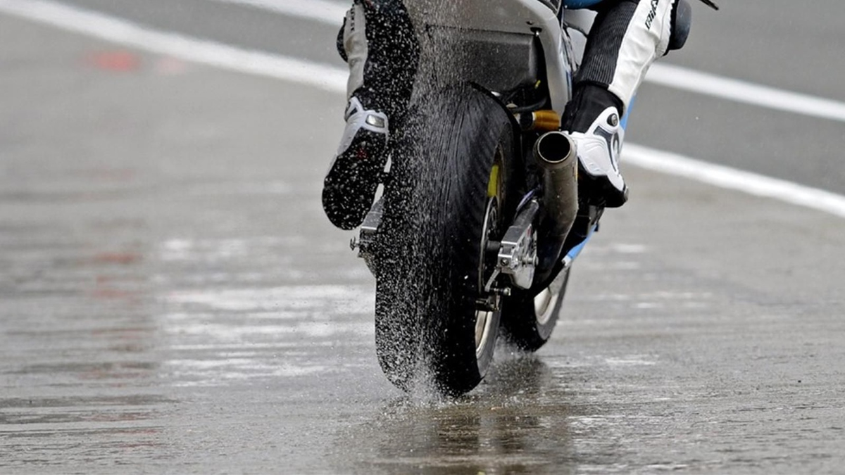 1. СЦЕПЛЕНИЕ И ТОРМОЖЕНИЕ!

Вся проблема в том, что асфальт имеет пористую структуру. В сухую погоду он впитывает масла, топливо и подобные вещества. А поскольку их плотность ниже воды, оны быстро поднимаются на поверхность, как только дорога намокает. Поэтому труднее всего ездить в первый час сильного ливня, когда асфальт буквально превращается в "каток" для мотоциклистов. Особо коварными становятся дорожная разметка, трамвайные пути и крышки люков. При плавной внимательной манере вождения их вполне можно объехать. 
Во время дождя становится хуже не только сцепление, но и маневренность мотоцикла. Избегайте резких движений, в повороты входите на ровном газу, не пользуясь тормозами. На влажной дороге шины с глубокими протекторами - реальное спасение. Еще одна секретная фишка подобного экстремального вождения - положение в седле. Смещайте корпус к углу поворота - так Вы увеличите контактную площадь покрышек и асфальта, сцепление увеличится.

Всегда будьте начеку: даже если еще не пришлось кататься в дождь, регулярно совершенствуйте навыки экстремального торможения. Во время плохой погоды они могут спасти Вам жизнь. Нельзя резко блокировать колеса, пережимая оба тормоза. Лучше провести остановку в несколько этапов.


