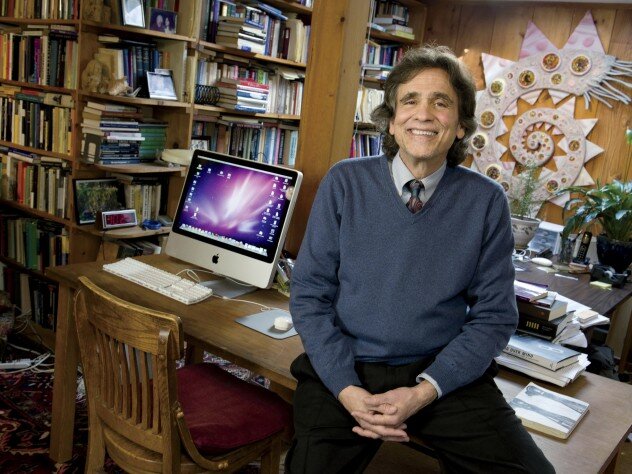 Профессор Тед Капчук из Гарвардского медицинского центра Beth Israel Deaconess, в своем домашнем офисе в Кембридже. Фото из Гарвардского Журнала