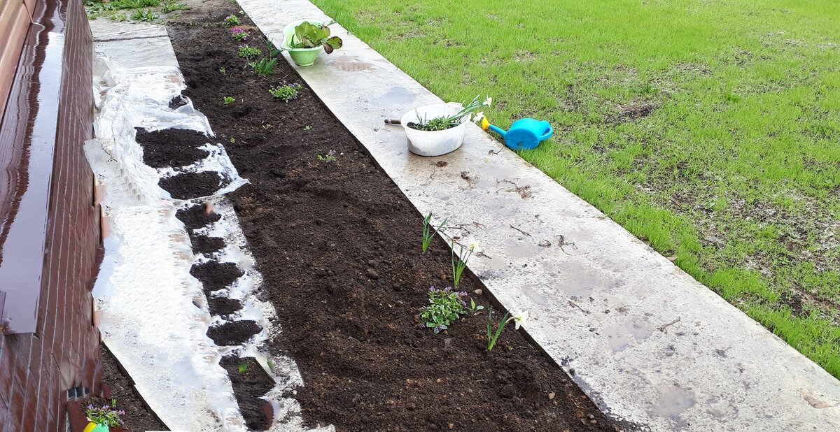 Примерно по той же схеме мы начали делать клумбу на даче в прошлом году. 
