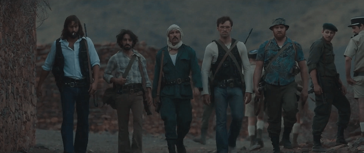 Это нынче все спецназёры мира выглядят одинаково "милитаристично". А в 70-е, как видим, они ничуть не стеснялись закосить под рок-группу или тусовку хиппарей. 