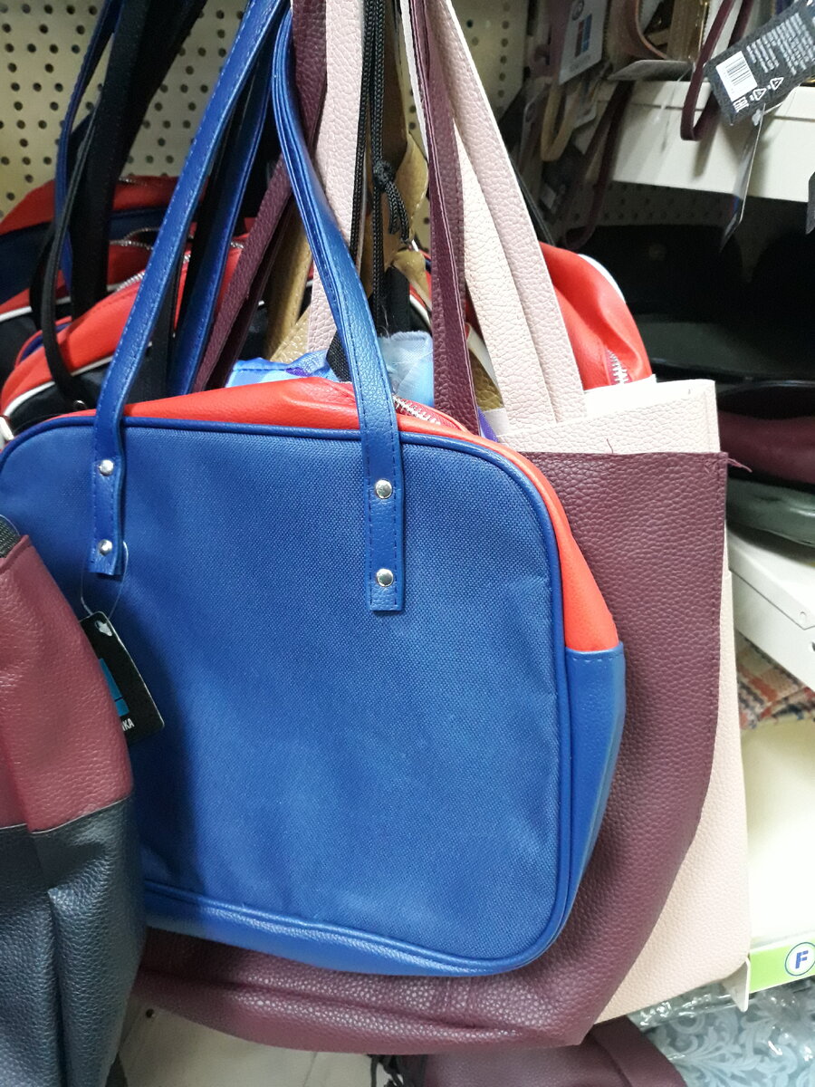 Сумка аля-80-е цена 199 рублей, материал искусственная кожа, метеллическая молния, носится как на локте, так и на плече.