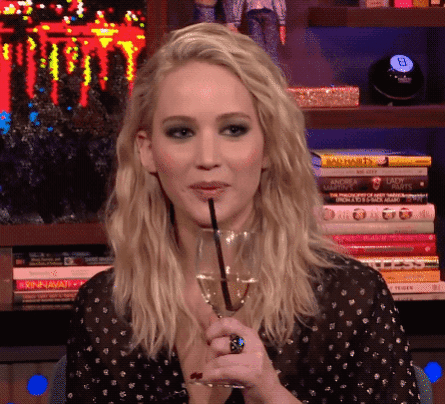 На самом деле, Лоуренс частенько попивает и вне съёмочной площадки...