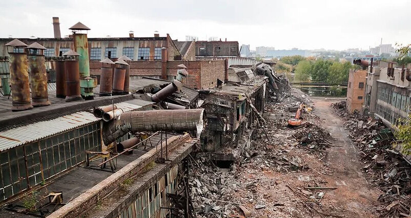Остатки станкостроительного завода.  Видно новые, современные станки нашей стране не нужны... Это нищему СССР они нужны были, а мы богатые - купим...