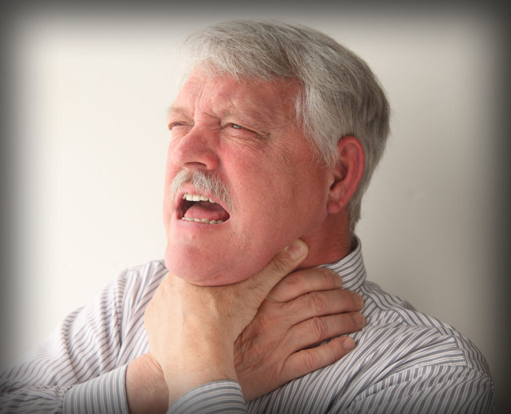 человек задыхается фото. человек с одышкой. отравление соляной кислотой симптомы. приступ удушья. человек под водой.