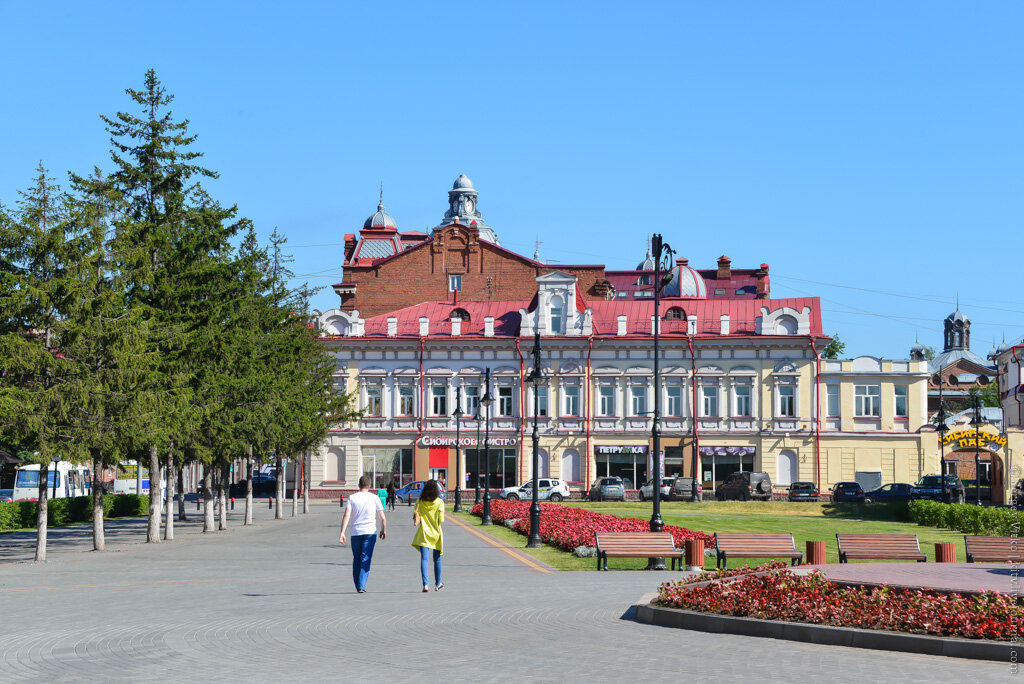 01. Так уж сложилось в истории нашей страны, что ради светлого будущего всего продвинутого человечества, подчас сносились целые исторические кварталы, а на их месте вырастали гигантские города-заводы и города-сады. Томск тоже не избежал этой участи, но все же...

