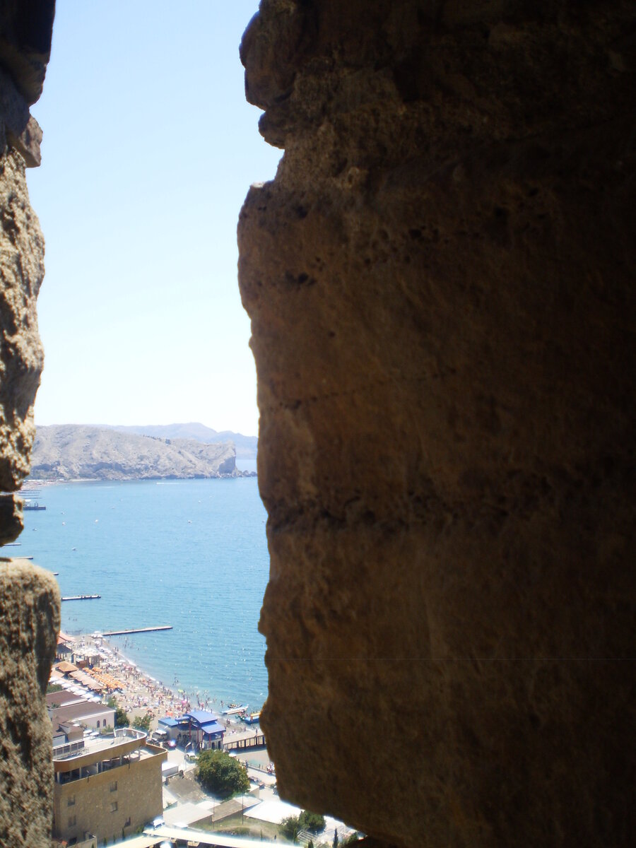 Вид из крепости в Судаке на море.