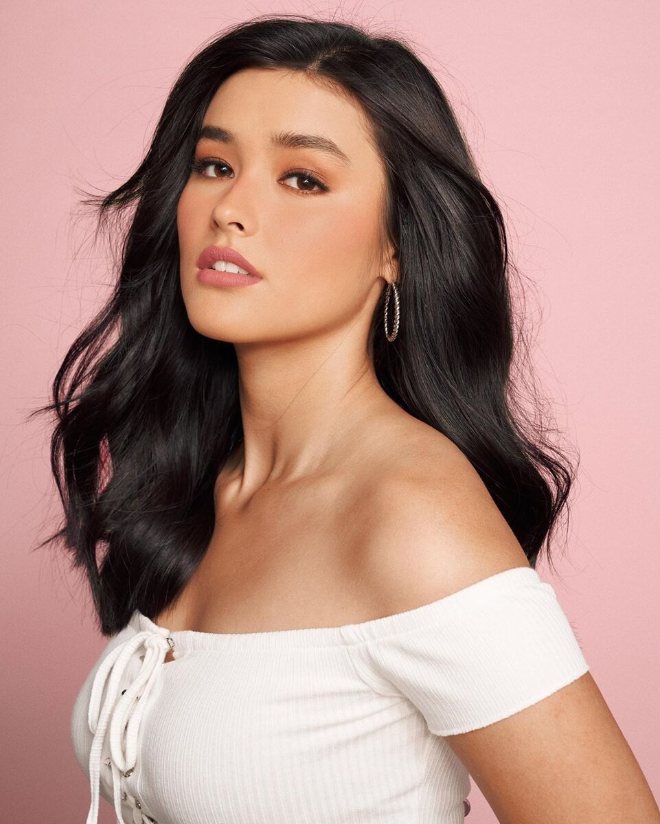 https://www.instagram.com/lizasoberano/