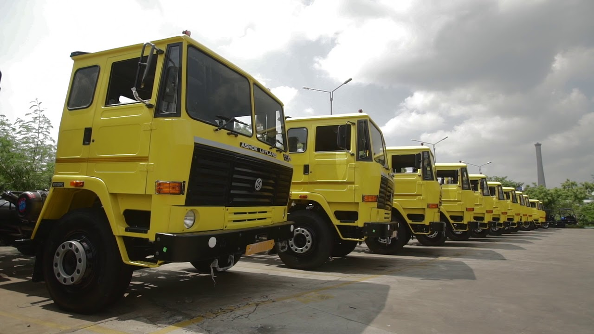 Ashok-Leyland 2518 c бюджетной заводской кабиной..