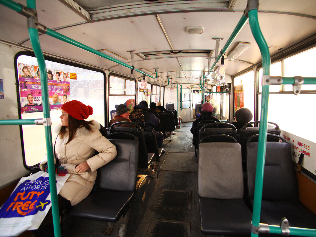 Ехать в автобусе 30 часов. Салон автобуса. Автобус внутри. Люди в автобусе. Автобус внутри с людьми.