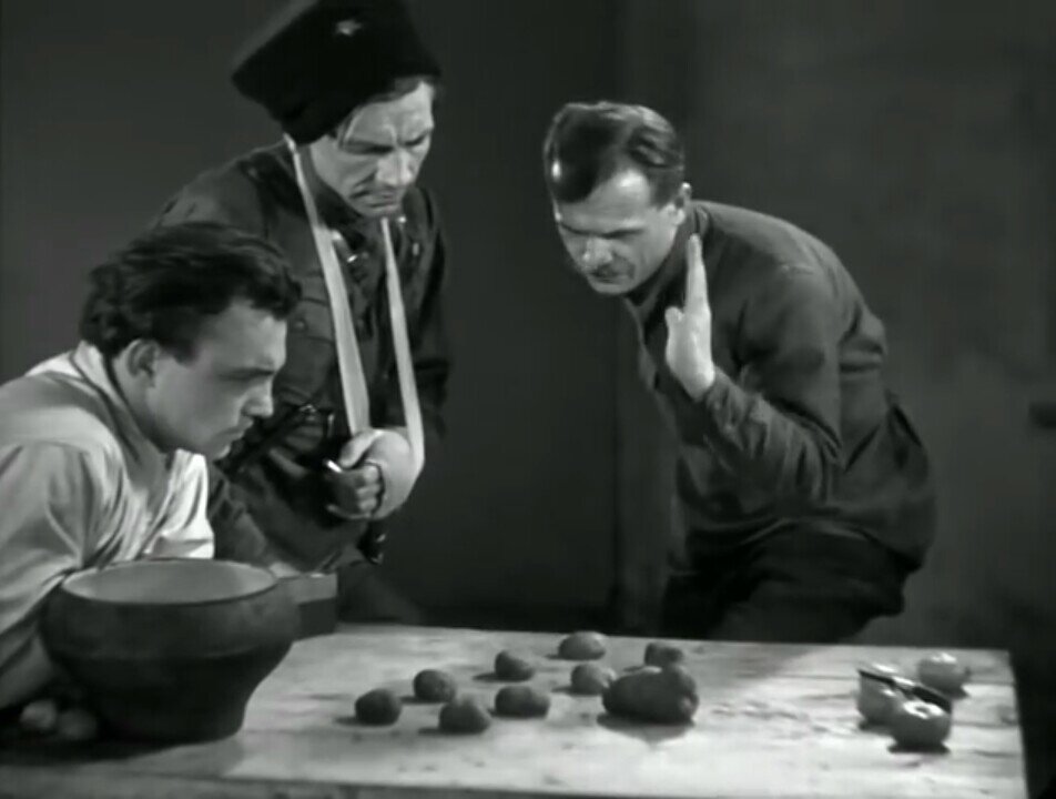 Кадр из фильма "Чапаев" (1934), эпизод объяснения на картошке про место командира в бою