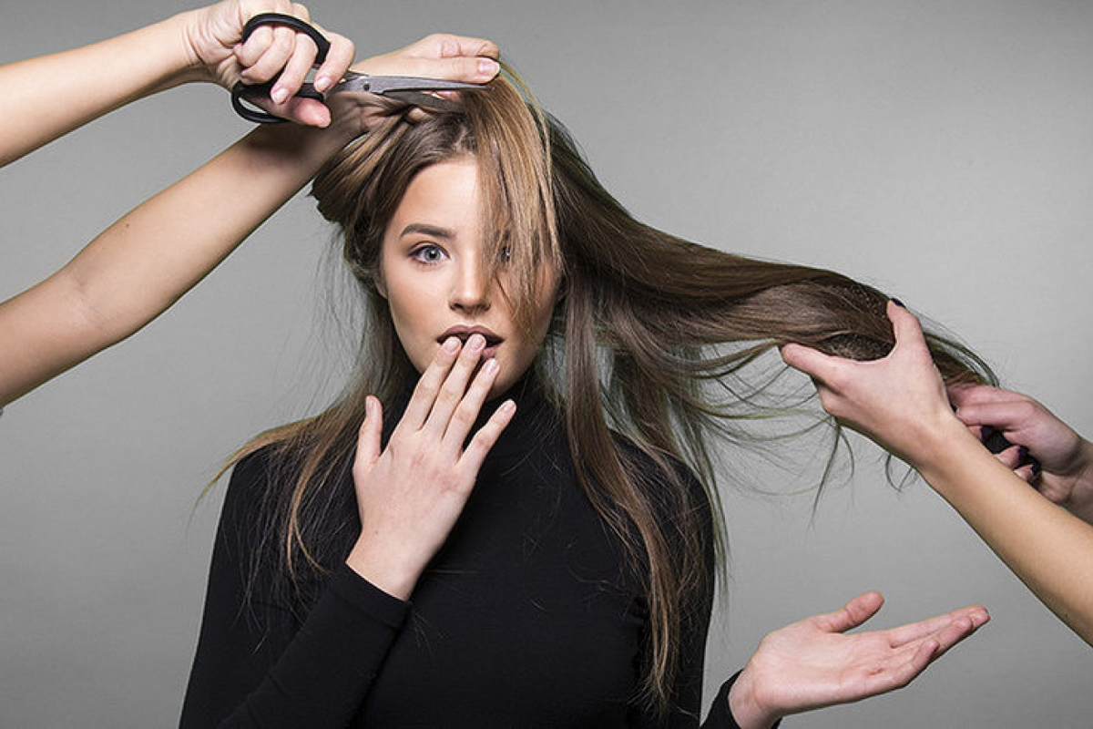 Стричь волосы. Почему женщина стрижет волосы. Девушка обрезает волосы. Девушка подстригает волосы. Стрижка волос парикмахер.