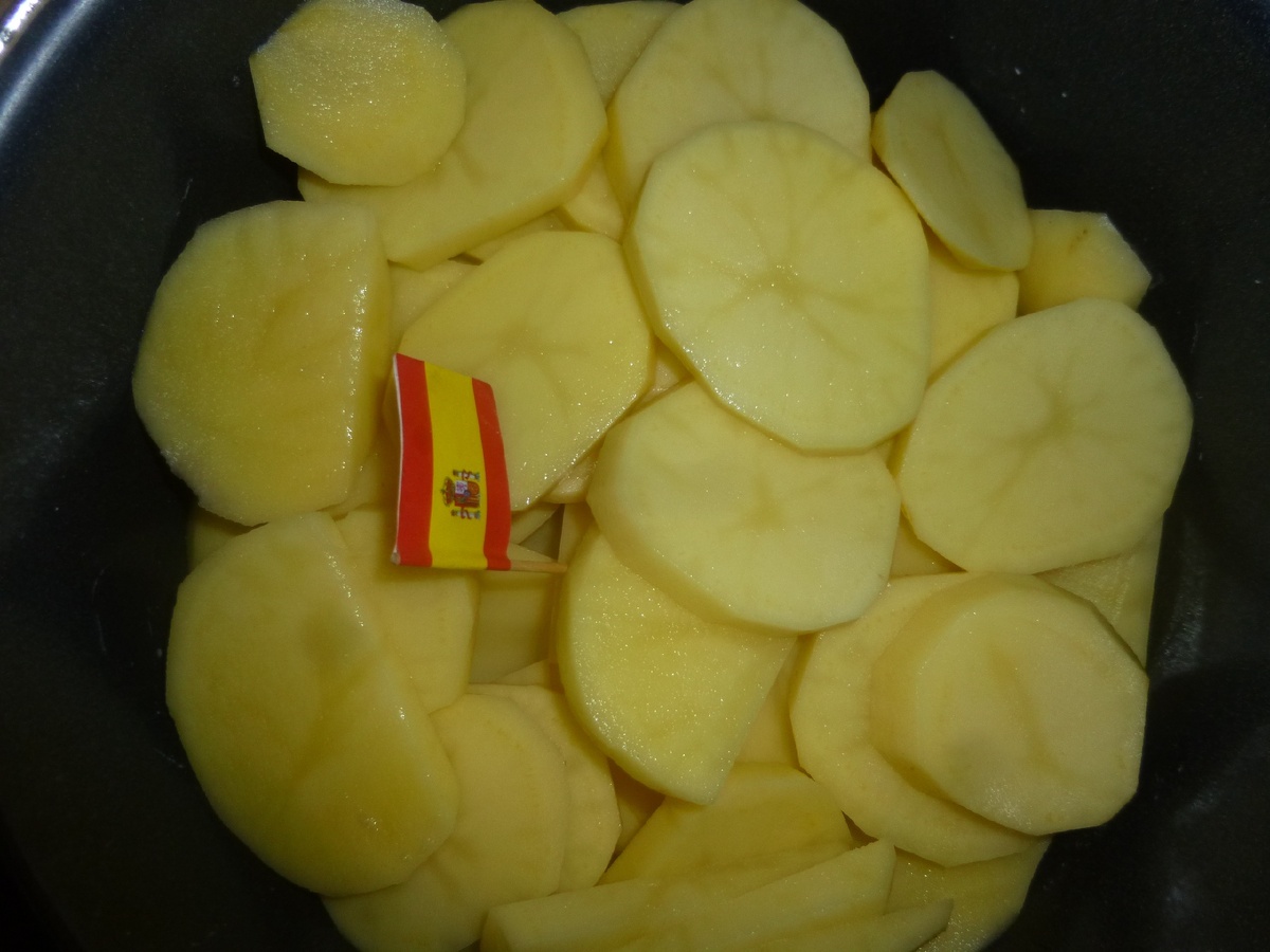 Чтобы картофель сварился быстрее, нарезайте его тонкими пластинами