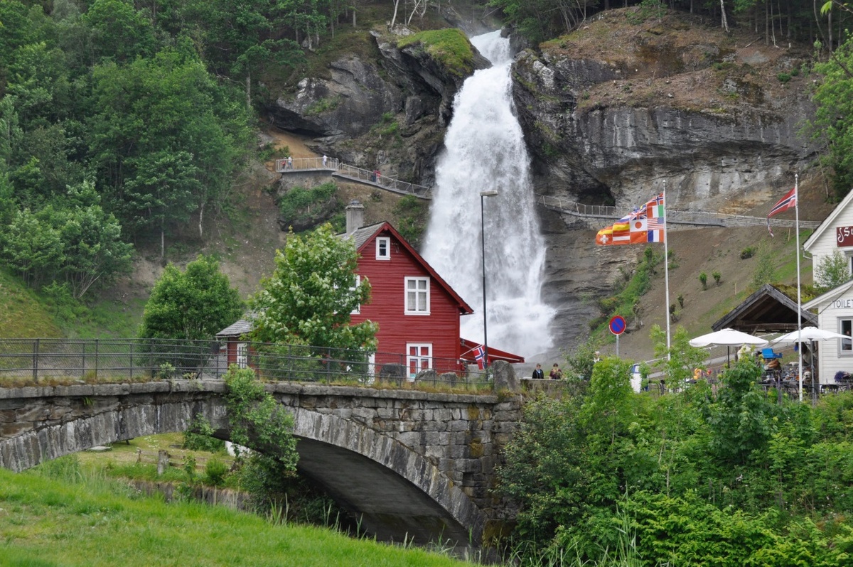 Потрясающее место для домика, монотонный и мягкий шум водопада. Мммм романтика