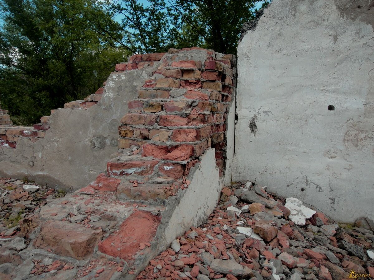 Там от больницы, конечно, осталось только название. Примерно так она выглядела. Картинка взята с открытых источников.