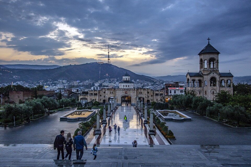 https://cdn.pixabay.com/photo/2019/09/11/06/37/tbilisi-4467906_960_720.jpg