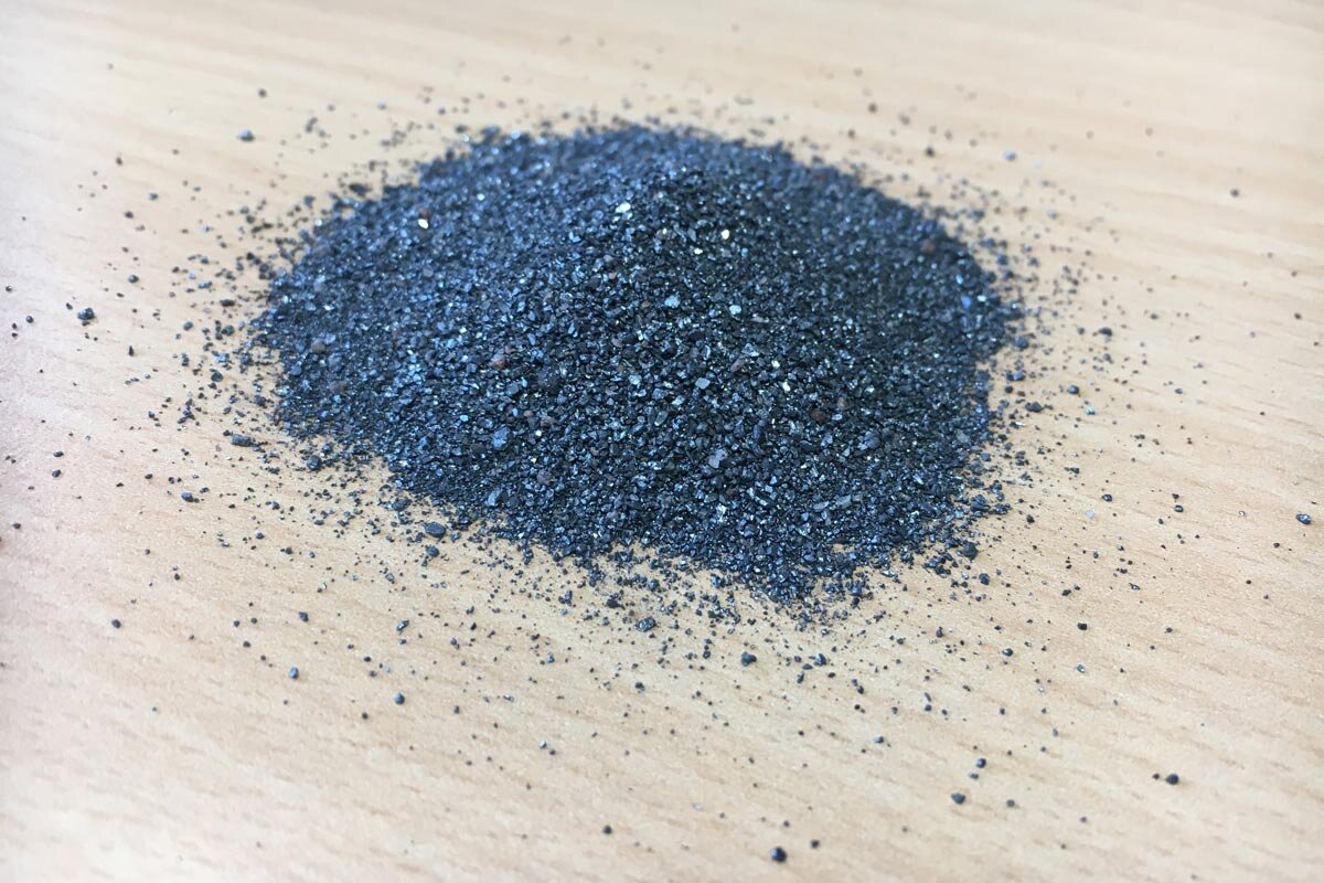 С помощью современного магнита можно получить весьма чистый магнетит прямо из песка - жаль, что в древней Японии не было ни бульдозеров, ни электричества