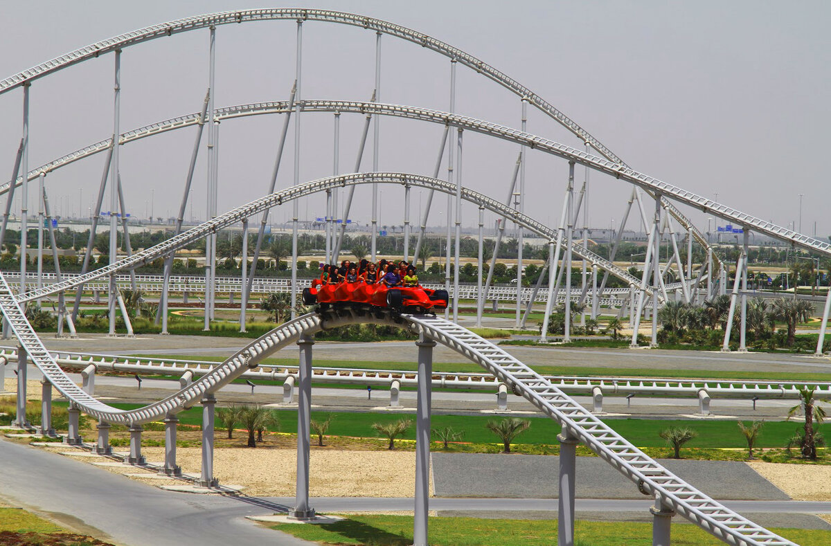 Скорость горки. Феррари парк Абу Даби горка. Ferrari World Абу-Даби Formula Rossa.. Парк Феррари Абу Даби американская горка. Абу Даби Феррари парк самая быстрая горка.