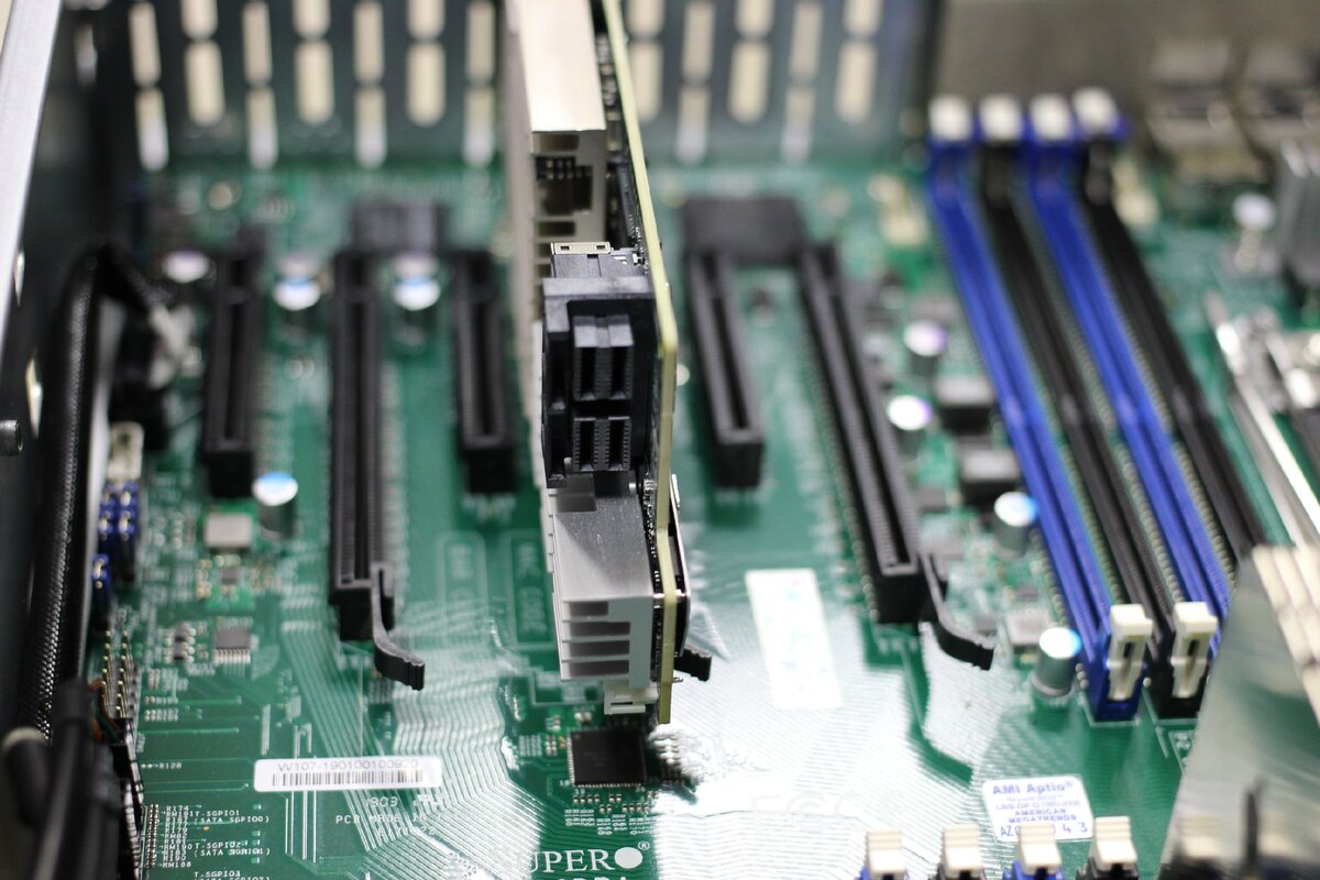 В этой статье мы рассмотрим ассортимент контроллеров для серверов. Надеемся. что это поможет вам с выбором.   