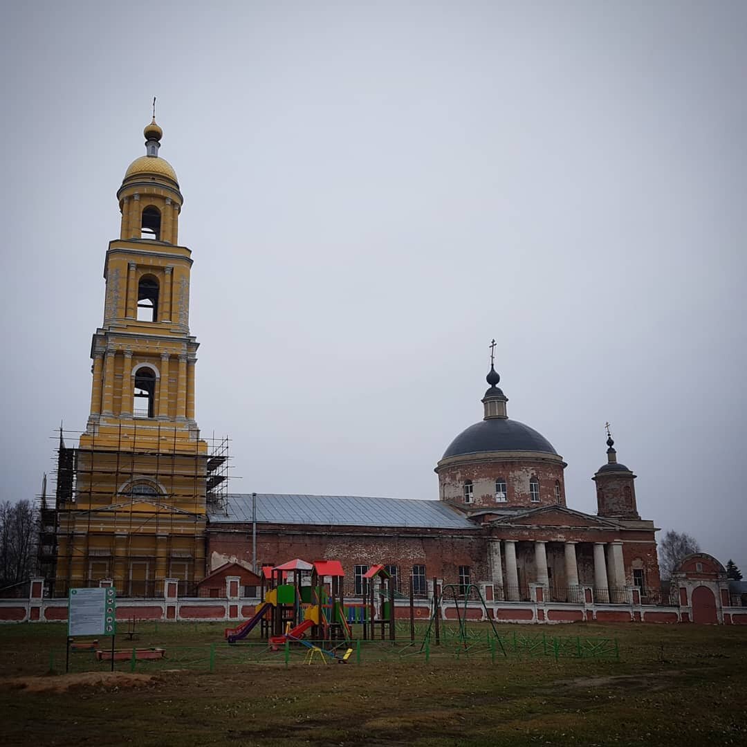 В середине ХIХ века в Ильинском погосте построили огромный храм Воскресения Христова.