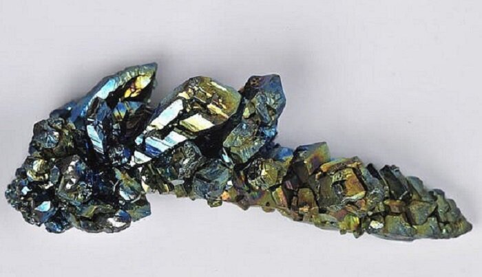 Свойства диоксида ванадия противоречат закону Видемана-Франца, в котором говорится что для металлов отношение коэффициента теплопроводности к удельной электрической проводимости пропорционально температуре. Т.е. именно поэтому электроприборы нагреваются.