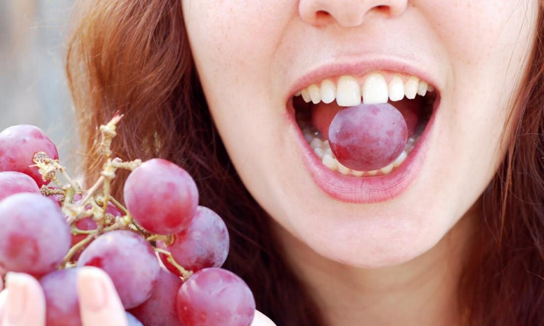 Девушка ест виноград. Кушать виноград. Ест виноград. Виноград во рту. Девушка есть виноград
