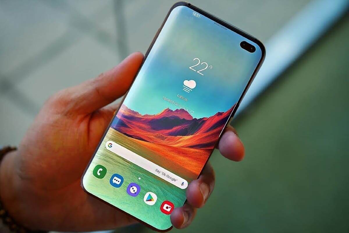 Samsung S10+ с модулем камеры встроенным в дисплей.
