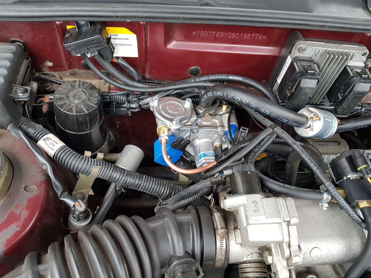 Пример газового редуктора в подкапотном пространстве, прилично места он занимает и хлопот тоже добавляет.