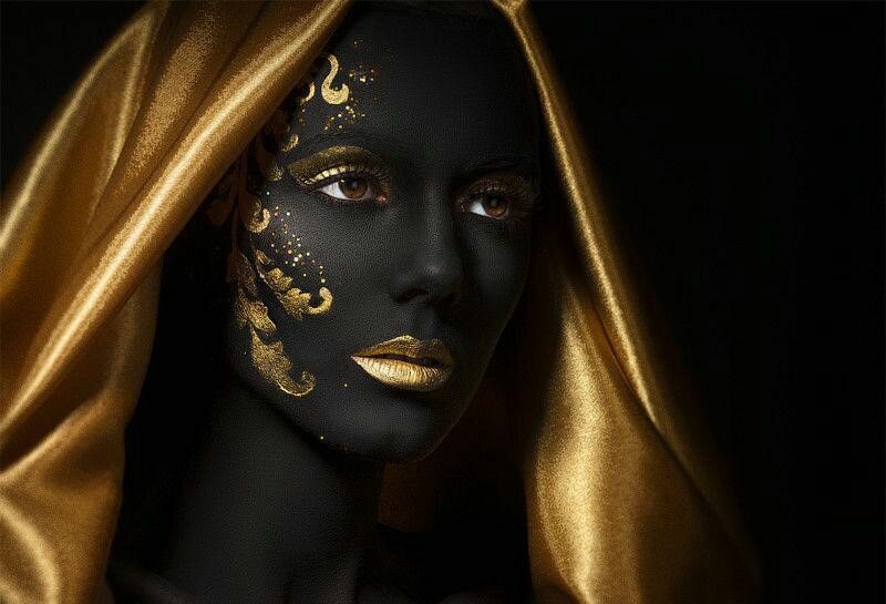 Удаление ремувером - это химический способ, для которого используется специальное средство. Крем вводят на ту же глубину, на которую вводили красители. Там он вступает в реакцию с красящими веществами, происходит биохимическая реакция, при которой пигмент выводится из организма.
Существуют слабые и сильные по действию ремуверы.
Преимущества удаления ремувером:
- безопасность и отсутствие аллергии.
- практически безболезненная процедура
- минимальный риск образования рубцов
- устранение пигмента полностью во всех его оттенках
- подходит для любой кожи. В отличии от лазера, который плохо подходит смуглой и загорелой коже, ремувер подходит абсолютно всем
- доступная стоимость
- эффективность, простота и небольшое количество сеансов.