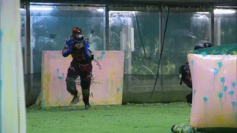 Гиф-вырезка из видео "Пейнтболисты против спецназа"