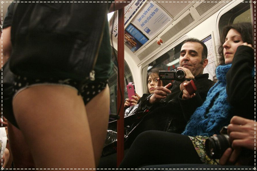 Смотрите, даже девушка справа засмотрелесь