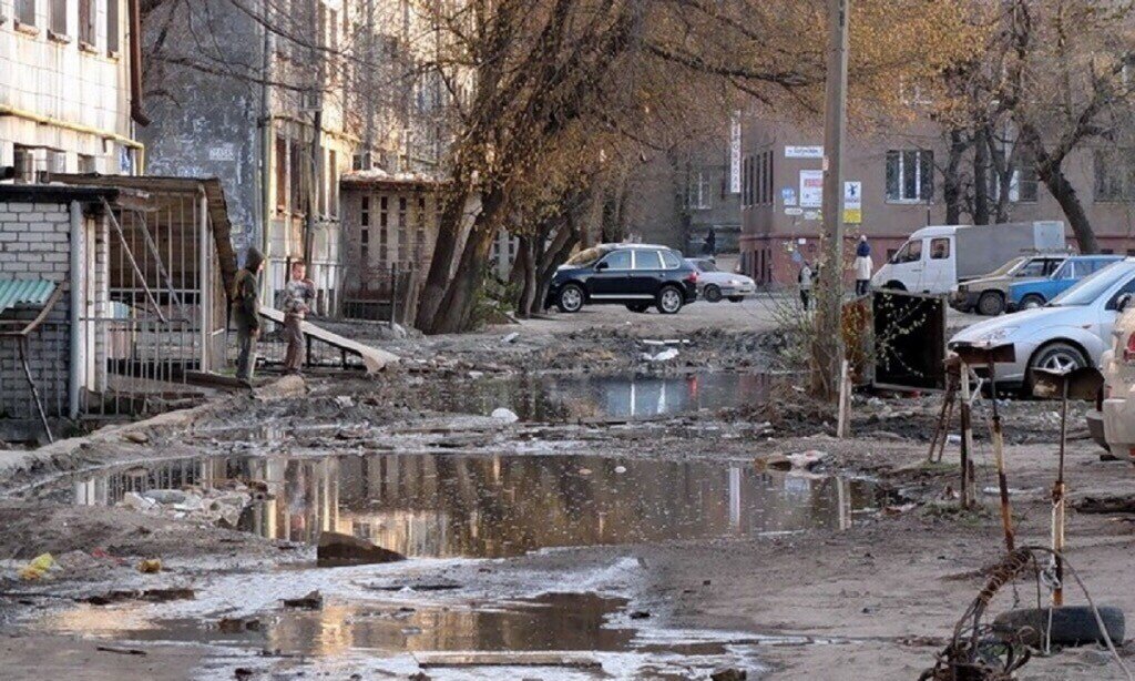 Типичый двор и многоэтажки вокруг