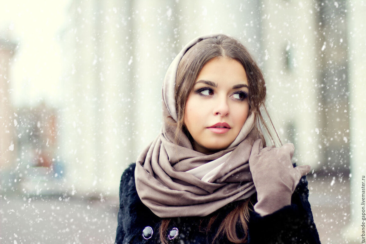 Девушка в платке. Красивая девушка в платке. Девушка в платке зимой. Девушка в шарфе.