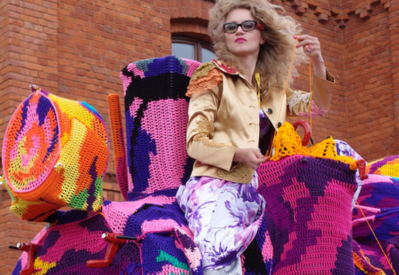 Фото с сайта https://www.thisiscolossal.com.дизайнер Агата  Алексяк, известная как Олек собственной персоной.