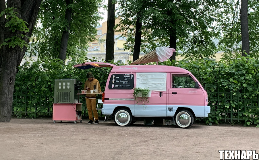 Дамас работает в малом бизнесе в Питере.