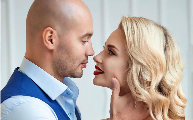 
Совсем недавно,особо внимательные поклонники пары,предполагали беременность Кристины,но вот наконец пара официально заявила о своем "интересном" положении! Кристина и Андрей дали первые интервью,в которых поделились своей радостью. Ведущий «ДОМа-2» счастлив до слёз. В разговоре с Dom2Life.ru Андрей Черкасов откровенно рассказал о том, как узнал об интересном положении Кристины и какие эмоции испытал в этот момент. Сейчас супруги рады как никогда в жизни. 

«Скрывать не буду, я догадывался о беременности Кристины, но немного побаивался спугнуть это ощущение счастья, — признался Черкасов Dom2Life.ru. — Когда Кристина однажды поставила телефон на запись, чтобы вручить мне небольшой подарочек, в этот момент у меня сердце то ли стало биться сильнее, то ли перестало биться вообще… В общем, такое удивительно состояние, когда всё в тумане, но при этом я всё чётко помню!» Кристина подарила Андрею красивую красную коробочку, в которой лежал положительный тест на беременность. Правда, ведущий «ДОМа-2» до последнего волновался, что в упаковке может быть какое-нибудь ювелирное украшение.