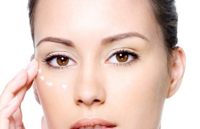 Из-за мешков под глазами  Как избавиться от мешков под глазами: семь действенных способов человек выглядит усталым и нездоровым. Но это значительно больше, чем вопрос привлекательного внешнего вида. Они также являются показателем того, насколько хорошо работают внутренние органы. 
Ни в коем случае не пытайтесь маскировали круги под глазами косметикой. Обычно, под тональным кремом мешки под глазами становятся еще более выразительными.
Также эффективными в борьбе с мешками под глазами являются маски, которые вы можете сделать дома из подручных продуктов. Вот лучшие из них.


