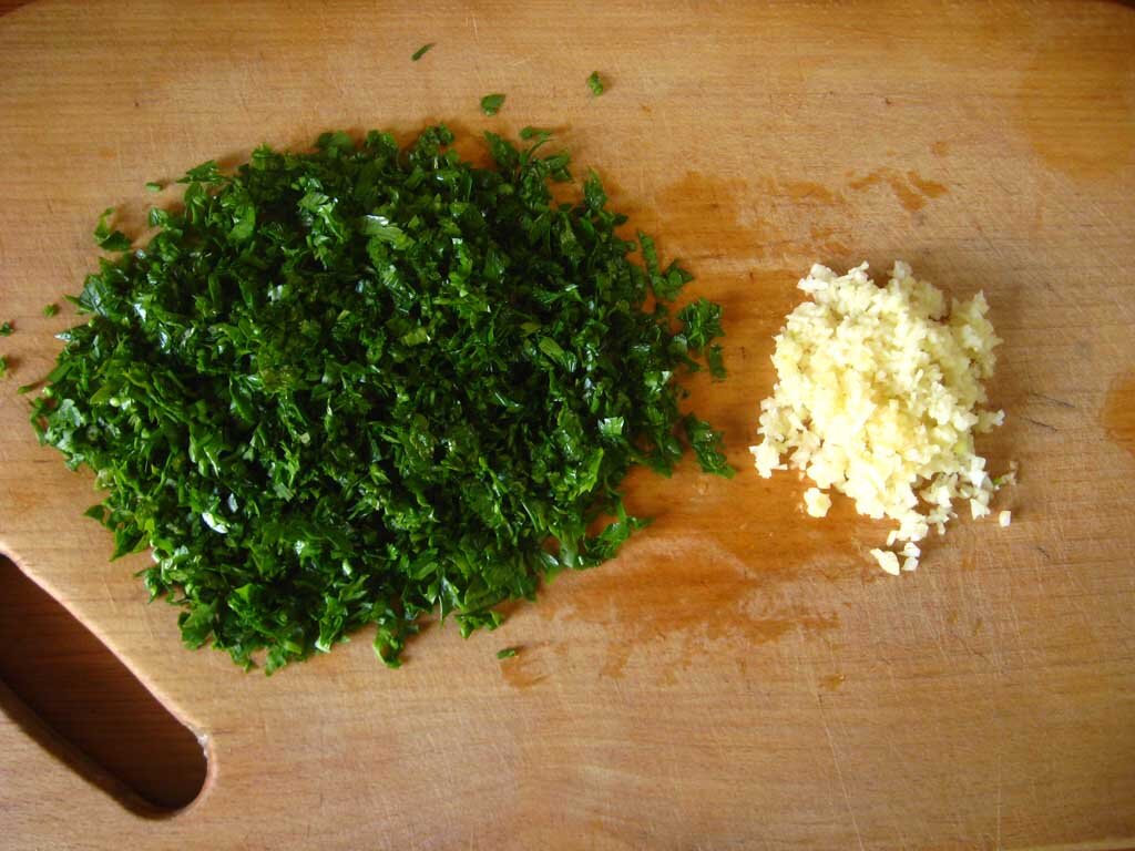 Свежую петрушку и чеснок измельчить