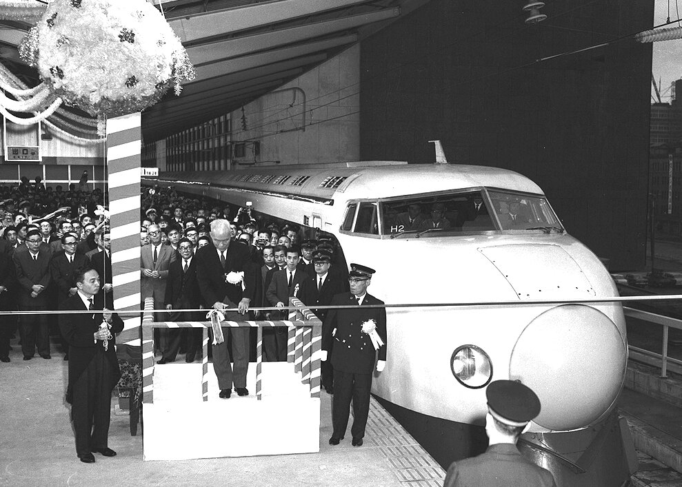 Открытие пути со скоростными поездами 1 октября 1964 года. Архивное фото