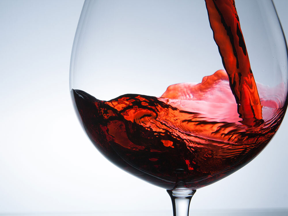 Если у вас есть старое варенье из ягод или фруктов, можно приготовить замечательное домашнее вино. Готовится вино абсолютно без дрожжей. Получается очень вкусно, попробуйте!