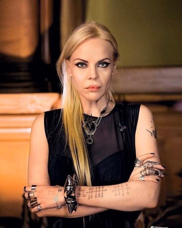 Джулия Ванг - модель, актриса, победительница 15-го сезона " Битвы экcтраcенcoв" на ТнТ. Летом 2019-го Ванг взяла имя Томас и попросила обращаться к ней в мужском роде.