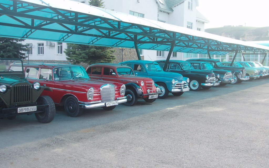 В коллекции - преимущественно советские автомобили.