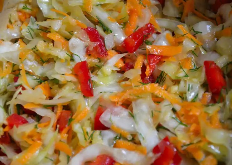 Салат из капусты с копченой колбасой