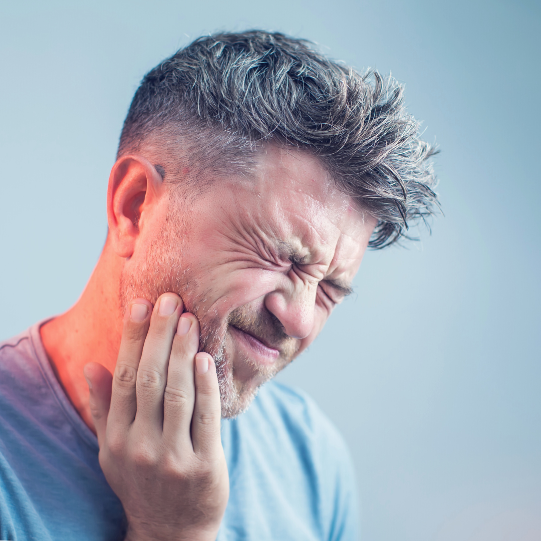 Поражения достигают зубной пульпы и вызывают ее воспаление (внутренний кариес), боль, некроз пульпы и разрушение зуба.