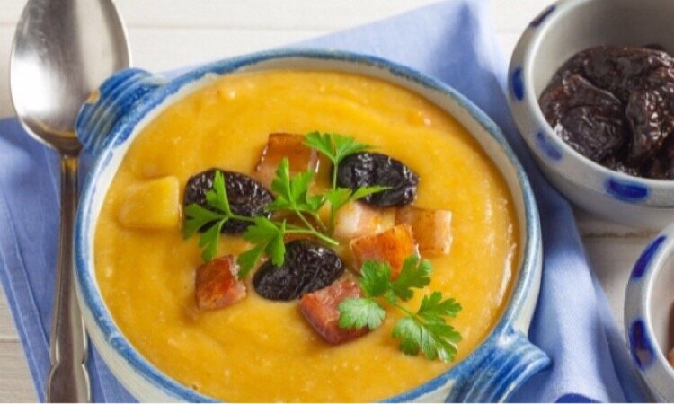 Можно оставить пару штук чернослива на украшение. И еще добавить зелень. Укропчик, петрушка, кинза. 