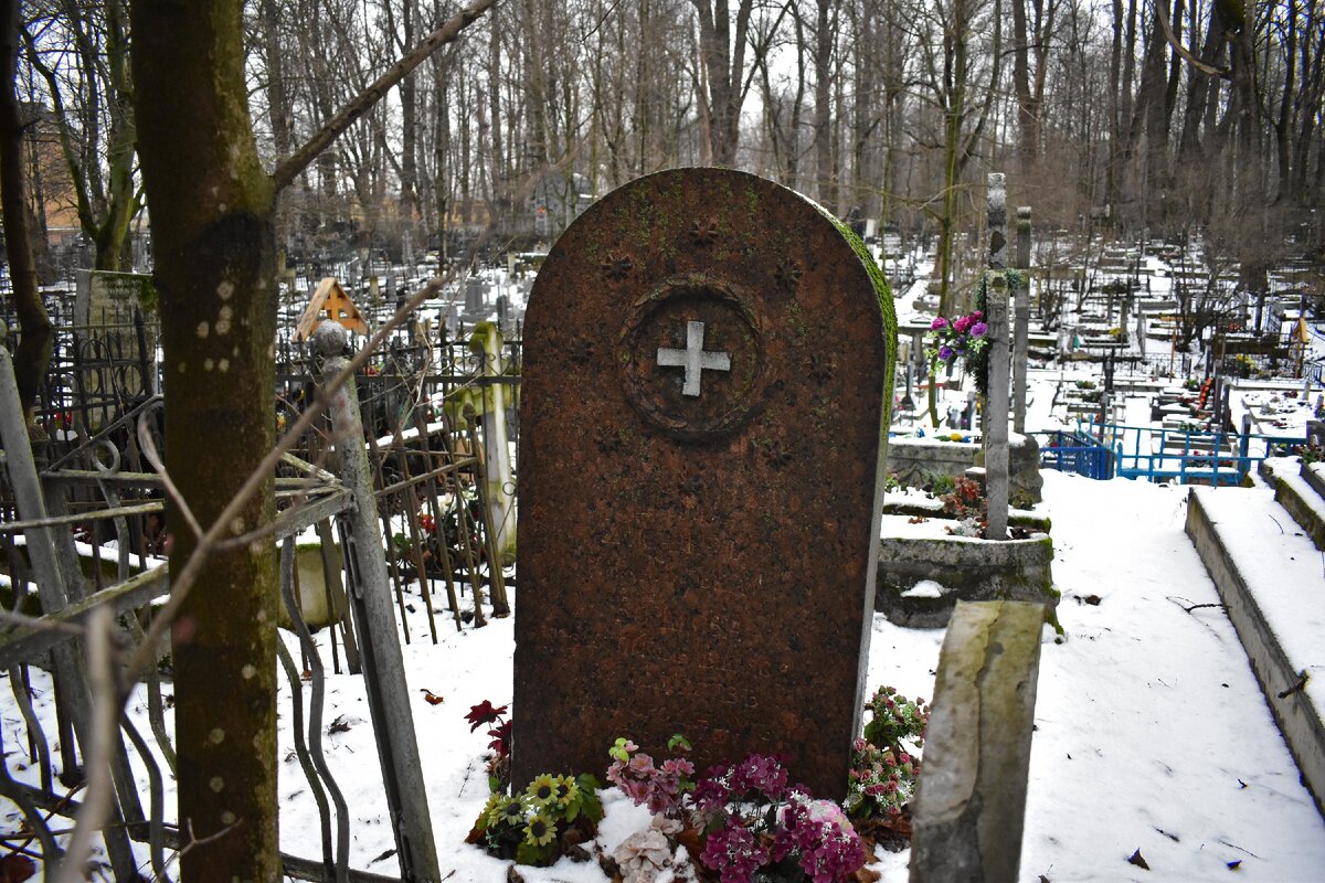 На фото - самое старое надгробие Большеохтинского кладбища, принадлежащее Елизавете Борщовой 