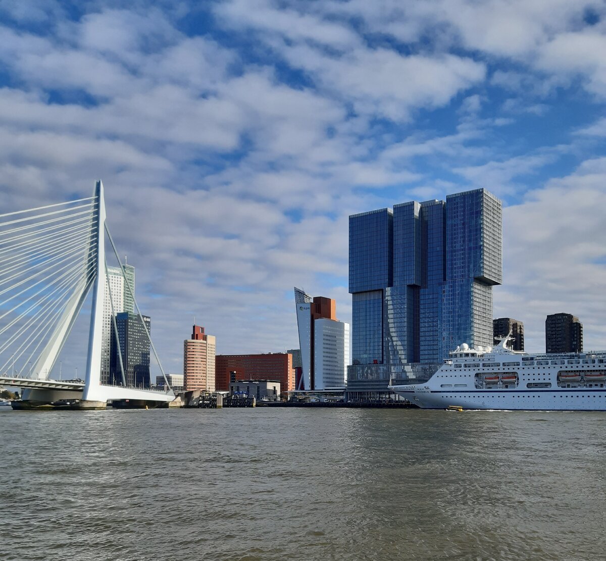 Набережная, мост Эразма, комплекс De Rotterdam