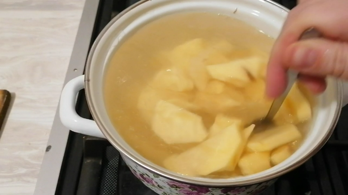 Листай карусель.