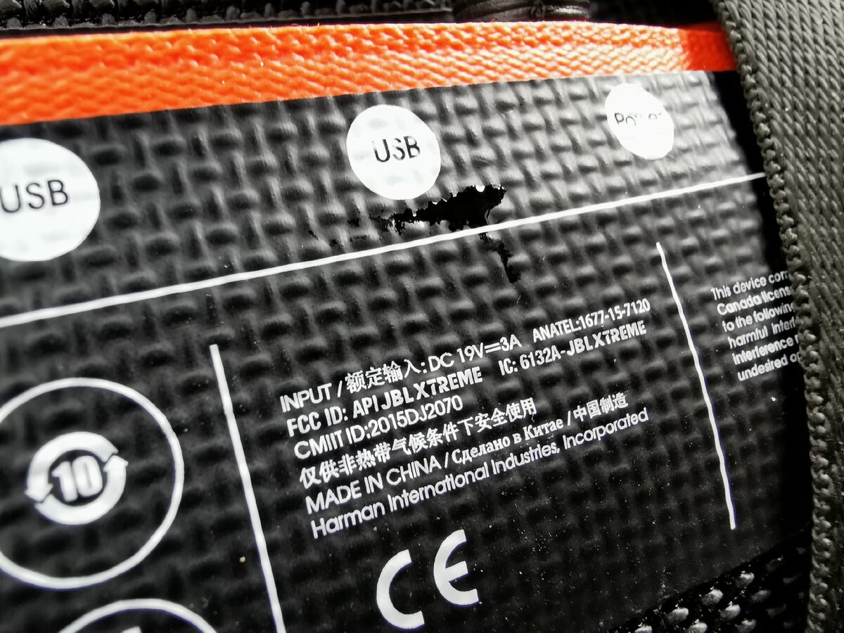 Колонке для работы требуется блок питания 19В, 3А