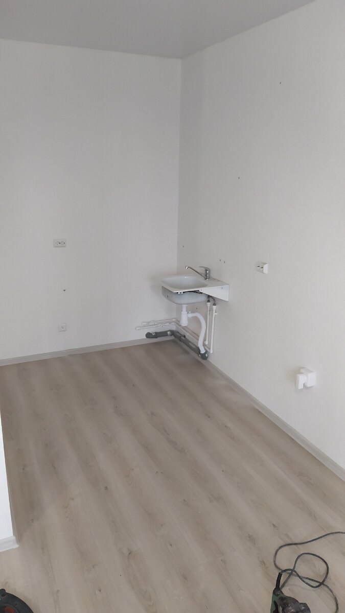 Все розетки на одном кабеле и справа розетка для электроплиты